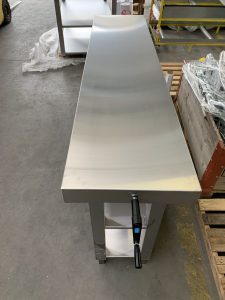Conception et fabrication de tables élévatrices pour le poste de travail des laborantins en salle blanche de grade B
