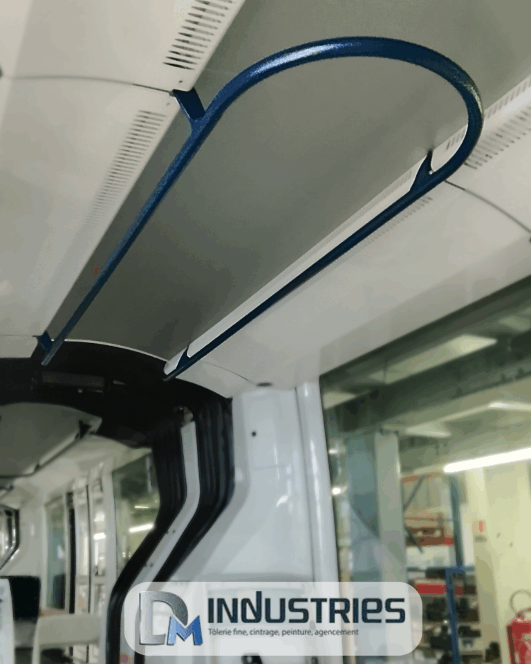 Fabrique des rampes de maintien pour trains